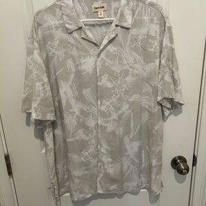 Open Edit Men's Casual Button-Down Shirt in Light Gray Palm Print